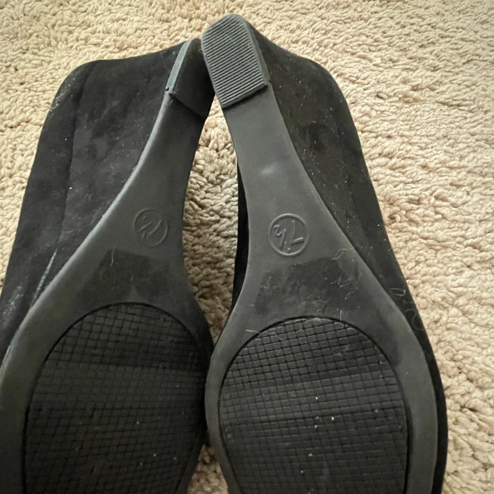 Black suede platform pumps